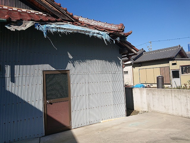 軒先破損が見える外観